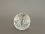 une image représentant une boule en verre transparent posée sur une table