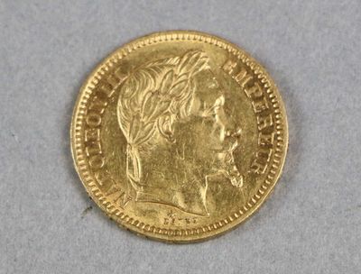 Gros plan sur une pièce d'or ornée d'une tête de femme