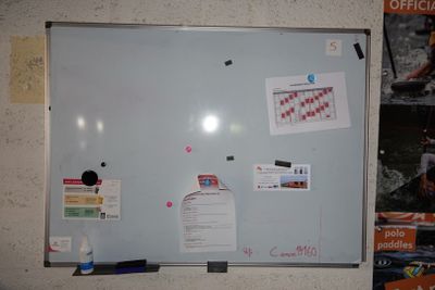 un tableau blanc sur lequel sont posés plusieurs feuilles de papier