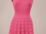 robe rose en maille sur un mannequin, un mannequin, un mannequin, un mannequin, un mannequin, un mannequin, un mannequin, un mannequin, un mannequin