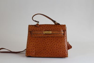 un sac à main en cuir d'autruche sur fond blanc