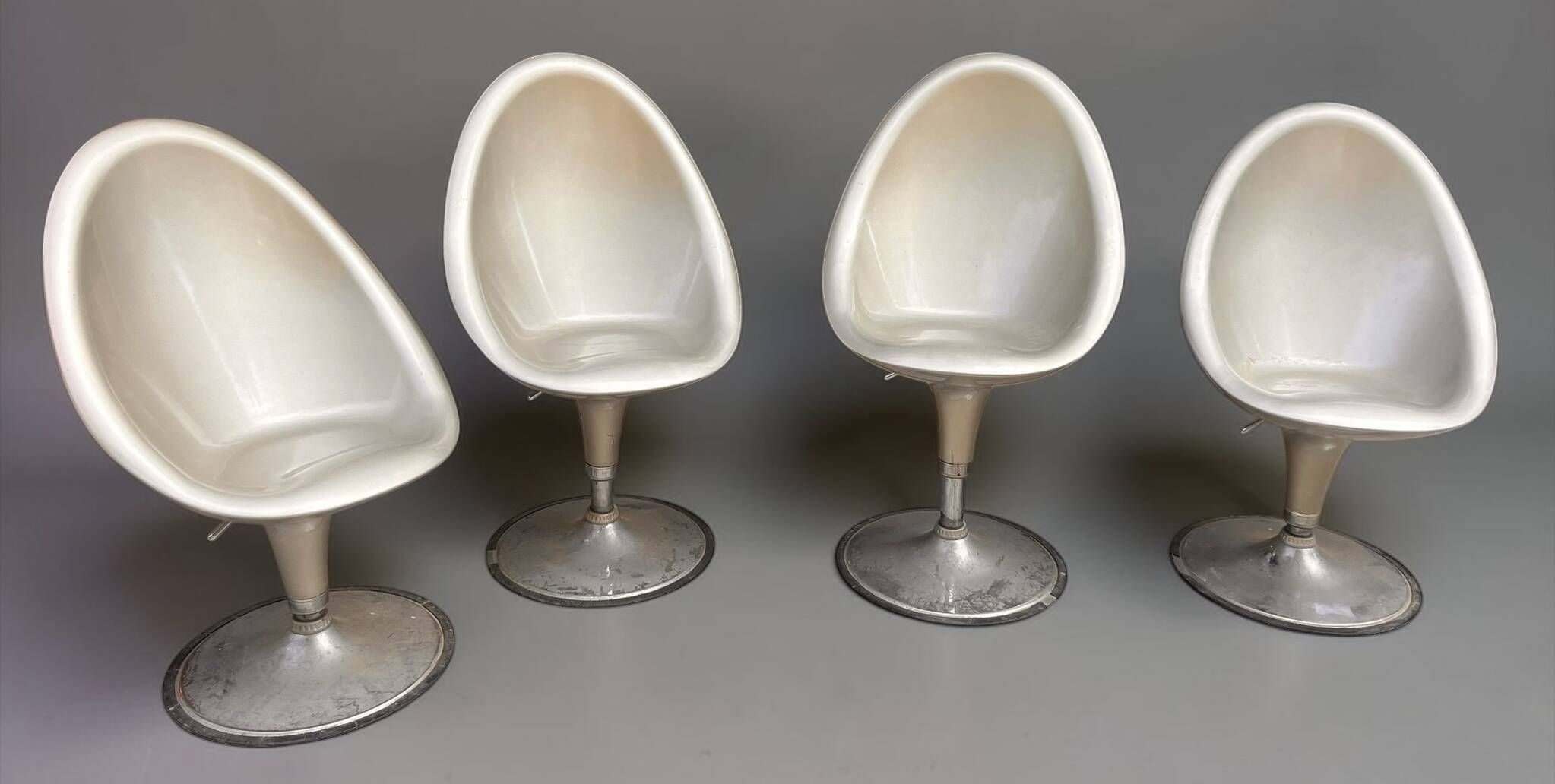 Suite de 4 fauteuils style oeuf "Space age" à coque en pvc gris Hauteur réglable