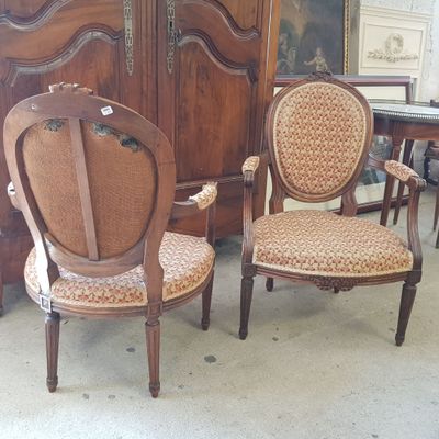 deux chaises placées l'une à côté de l'autre dans une pièce