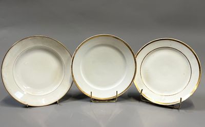 trois assiettes en porcelaine blanche et dorée, avec des bords dorés