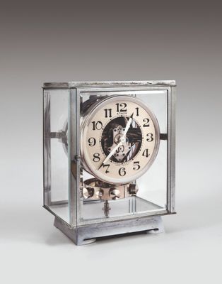 une horloge exposée dans une vitrine