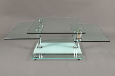 table basse rectangulaire en verre avec des pieds en métal et un plateau en verre transparent