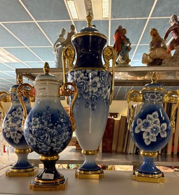 trois vases bleus et blancs posés sur une table