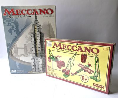 deux boîtes de meccano sur une table blanche