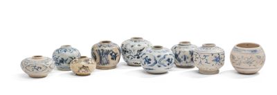 de nombreux vases alignés les uns à côté des autres sur une surface blanche