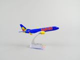 un petit avion miniature posé sur un socle transparent, sur fond blanc