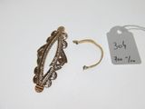 gros plan d'une bague en or portant une étiquette de prix