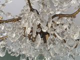 un lustre en cristal suspendu au plafond d'une pièce