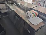 un plan de travail en acier inoxydable sur lequel est posé un rouleau de papier
