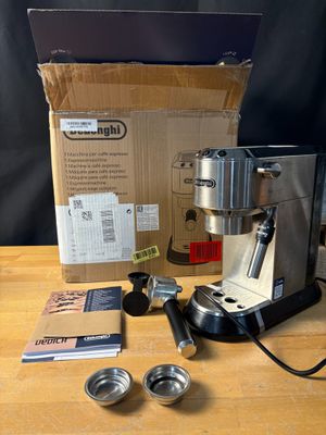 une photo d'une cafetière posée sur une table en bois