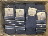trois paires de chaussettes pour homme dans une boîte