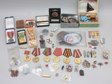 un assortiment de médailles, de pin's et d'autres objets posés sur une table