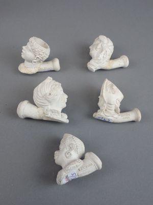 six petites figurines blanches représentant un homme avec un chapeau et une pipe