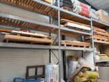 une pièce où les étagères sont remplies de palettes et de cartons
