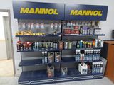 de nombreux articles à vendre sur les étagères du magasin
