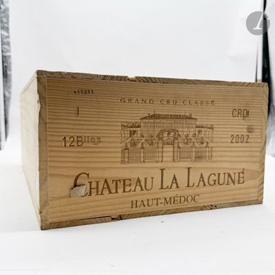 une boîte en bois sur laquelle est apposée une étiquette de vin