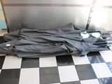 un sol à carreaux noirs et blancs sur lequel se trouve un parapluie