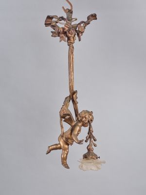 une statue représentant un homme et une femme suspendus à un lampadaire