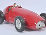 une petite voiture de course rouge avec un homme à l'intérieur