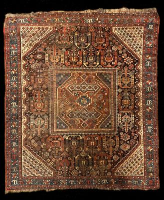 un tapis persan ancien présentant un motif géométrique sur fond noir