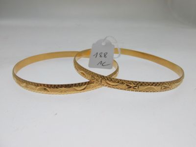 deux bracelets rigides en or ornés de motifs gravés