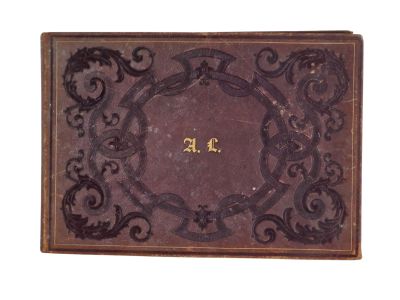 un vieux livre dont la couverture est ornée d'un motif décoratif