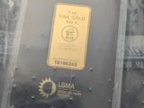 un lingot d'or dans un sac en plastique posé sur une table