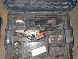 une boîte à outils avec des outils à l'intérieur sur le sol