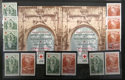 certains timbres sont exposés dans une vitrine posée sur une table