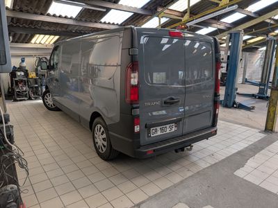 une camionnette garée dans un garage