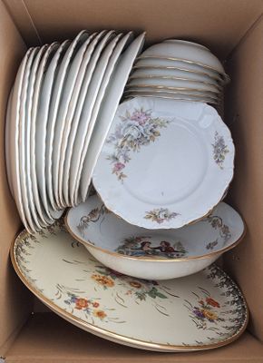 une boîte remplie d'assiettes et de bols