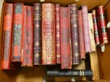une boîte remplie de vieux livres posée sur une étagère