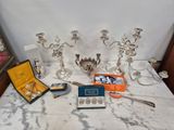 beaucoup d'objets en argent sur la table