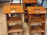 plusieurs tables en bois et une étagère dans une pièce équipée d'étagères