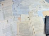 une pile de papiers et un portefeuille posés sur une table