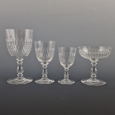 quatre verres à vin transparents posés sur une table