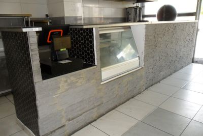 un comptoir avec une vitrine au milieu