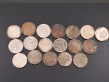 un gros plan sur une pile de pièces de monnaie posée sur une table