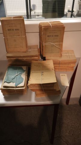 Lot de 51 livres volumes composé de : 3 lots de 10 Mémoires de la...