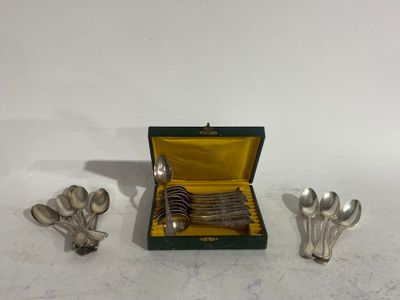 Lot de petites cuillères en argent, spatule à décor de rince…