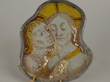 une plaque de verre sur laquelle figure l'image d'un homme et d'une femme