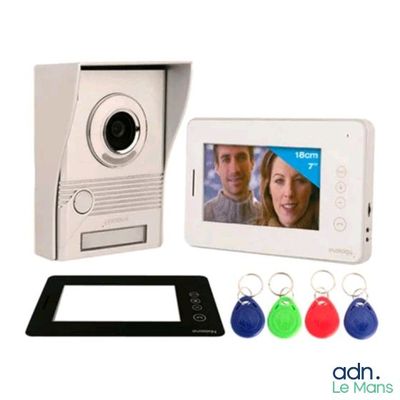 une photo représentant un interphone vidéo et un porte-clés