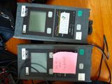 deux appareils électroniques posés sur une table