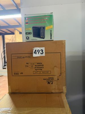 une boîte posée sur une boîte en carton