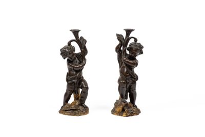 Paire de putti en bronze patiné et doré formant bougeoirs (H…