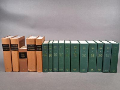 plusieurs livres sont empilés sur une table